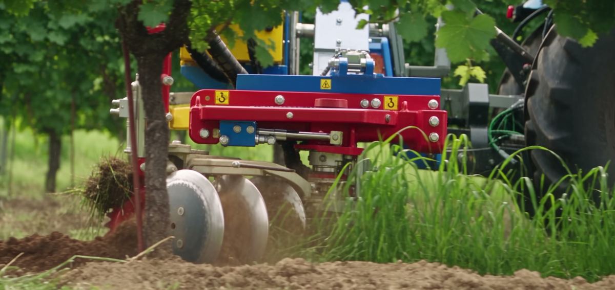 Arrizza, la macchina al lavoro nel vigneto